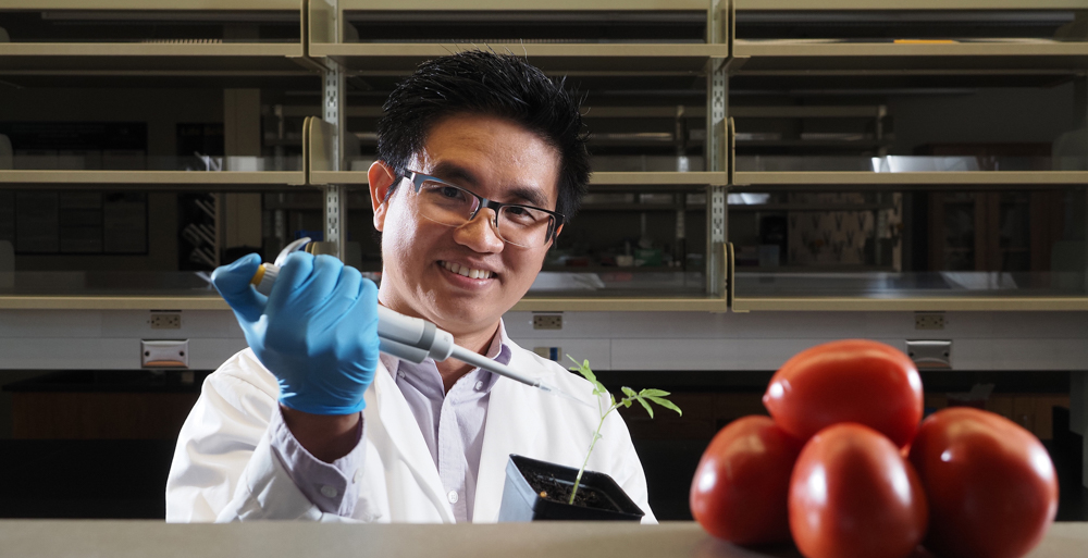 Dr. Tuan Tran, assistant professor of biology at the 69þƷ, was awarded a $40,000 grant by the USDA and the Alabama Department of Agriculture and Industries to study a soil-based bacterium causes wilt in crops such as tomatoes, peppers and potatoes. 