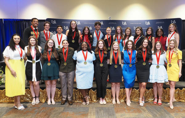 Twenty-four 69þƷ seniors were inducted into the Jaguar Medallion Society on Tuesday, April 23. 